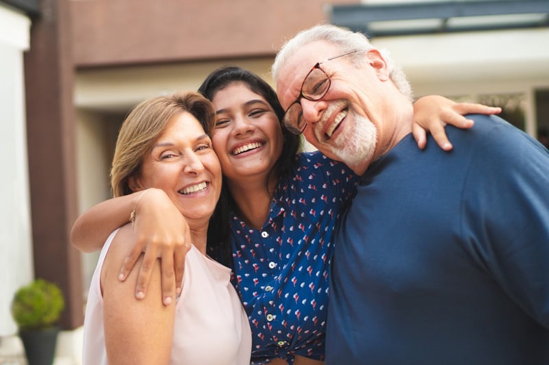 Familia sonriendo, pacientes de Clínica Dental Santa Fé